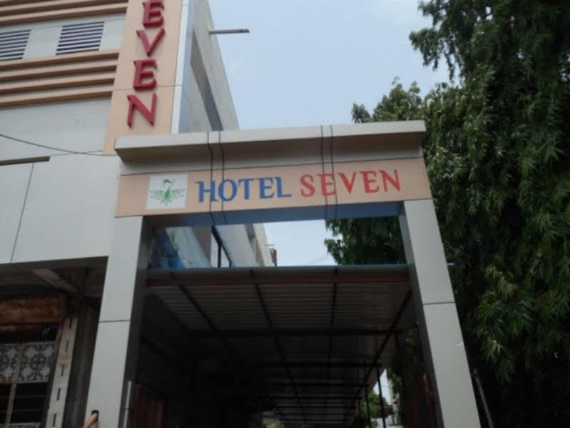 Oyo 893 Hotel Seven Ahmedabad Bagian luar foto