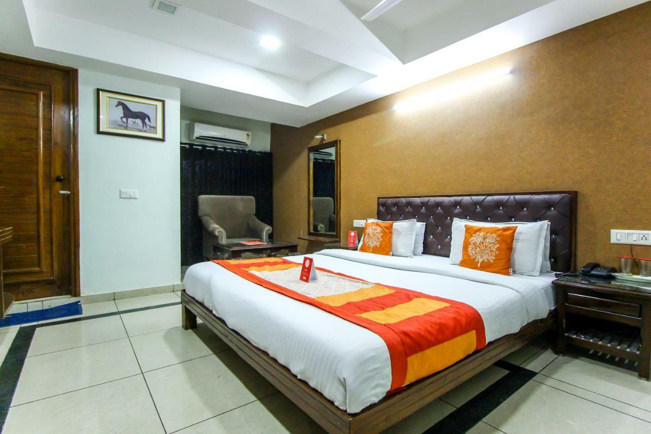 Oyo 893 Hotel Seven Ahmedabad Bagian luar foto