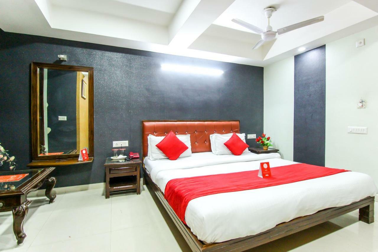 Oyo 893 Hotel Seven Ahmedabad Bagian luar foto