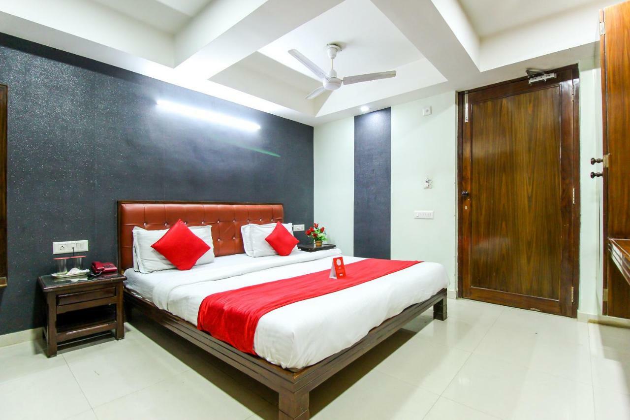 Oyo 893 Hotel Seven Ahmedabad Bagian luar foto