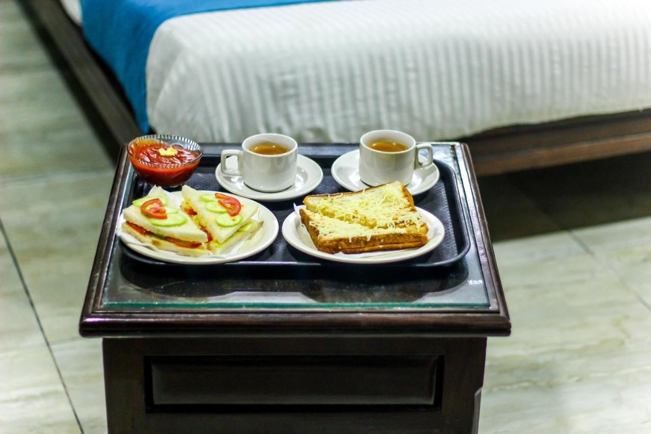 Oyo 893 Hotel Seven Ahmedabad Bagian luar foto